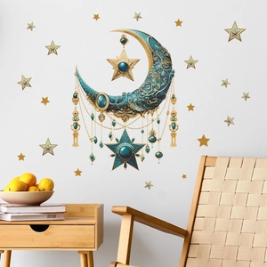 Détail de stickers muraux lune turquoise avec motifs dorés et étoiles dans une chambre