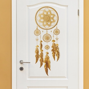 Sticker mural attrape-rêves doré bohème avec plumes sur décoration de porte blanche