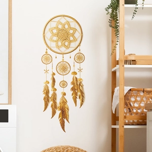 Attrape-rêves mural doré élégant avec plumes en métal et motif de lotus raffiné