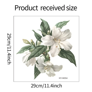 Dettaglio dell'adesivo murale con gigli bianchi e foglie verdi dimensioni 29cm