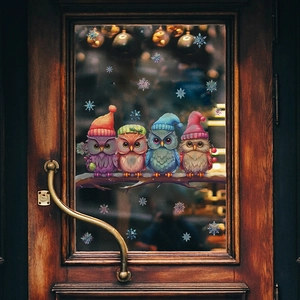 Weihnachtsfensteraufkleber mit Eulen auf Zweigen und Schneeflocken auf Glastüren