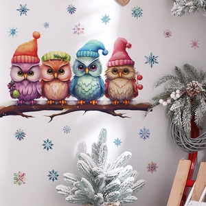 Weihnachts-Wandaufkleber mit bunten Eulen auf verschneiten Zweigen zur Fensterdekoration