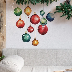 Détail de stickers muraux boules de Noël aquarelle colorées sur un mur blanc intérieur
