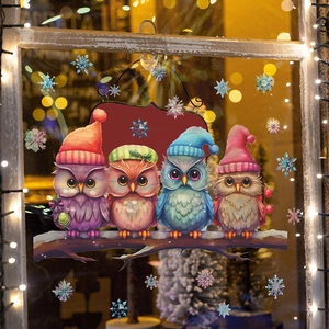 Weihnachts-Fensteraufkleber mit süßen Eulen auf einem Ast und blauen Schneeflocken