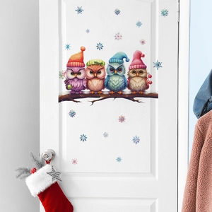 Detailansicht bunter Weihnachts-Eulen-Wandaufkleber auf einer weißen Holztür angebracht