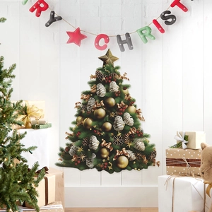Sticker mural sapin de Noël avec pommes de pin et boules dorées sur mur en bois blanc