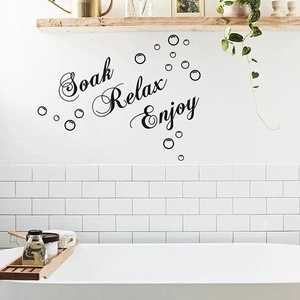 Sticker mural Soak Relax Enjoy en vinyle noir sur carrelage de salle de bain blanc