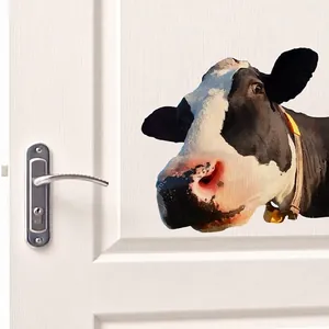 Adesivo murale mucca bianca e nera con campanello giallo su una porta di legno bianca