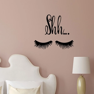Sticker mural cils noirs 'Shh...' pour une décoration de chambre paisible et douce