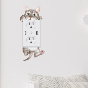 Dettaglio dell'adesivo murale gatto grigio 3D che avvolge una presa elettrica USB