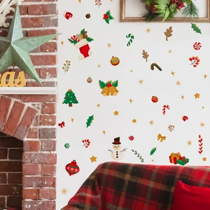 Stickers muraux de Noël cartoon avec bonhomme de neige et sapin dans un décor festif