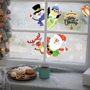 Dettaglio di adesivi natalizi per finestre su vetro con Babbo Natale e alce festivo