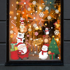 Detailansicht der Merry Christmas Fensteraufkleber mit Weihnachtsmann und Schneemann auf Glas