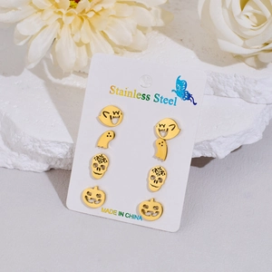 Detalle de 4 pares de pendientes de acero inoxidable dorado con motivos de Halloween y calavera