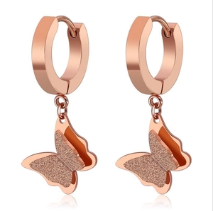 Pendientes de mariposa de doble capa en oro rosa con textura mate brillante en las alas
