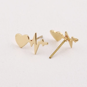 Minimalistische goldene Herzschlag-Ohrstecker mit polierter Oberfläche auf weißem Hintergrund
