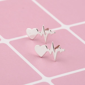 Minimalistische silberne Herzschlag-Ohrstecker für Damen mit EKG-Design und Herzform