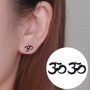 Pendientes de acero inoxidable negro con símbolo Om en modelo y vista de primer plano