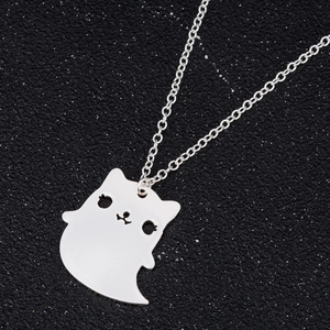 Dettaglio ravvicinato di una collana con ciondolo a gatto in argento con intagli