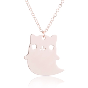 Macro di una collana con ciondolo fantasma in oro rosa con simpatici lineamenti scavati
