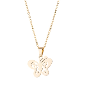 Vue détaillée du pendentif papillon doré aux ailes ajourées avec une fine chaîne élégante
