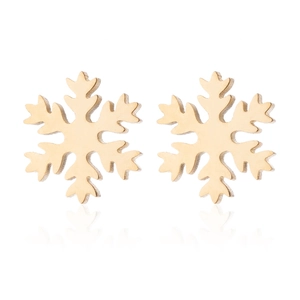 Makro-Detail der goldenen Schneeflocken-Ohrstecker mit poliertem Metallic-Finish