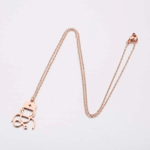 Detailansicht der Stethoskop und Krankenschwester Hut Kette in poliertem Roségold-Finish