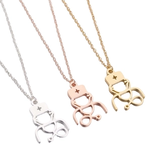 Drei medizinische Stethoskop-Halsketten mit Herzanhängern in Silber, Gold und Roségold
