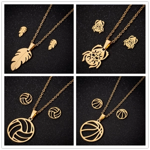 Roestvrijstalen Sieradenset Met Basketbal Volleybal Scarabee Blad Opengewerkte Hanger Ketting En Bijpassende Oorknopjes Voor Dames
