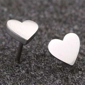 Boucles d'oreilles cœur en acier inoxydable avec finition en métal brossé argent