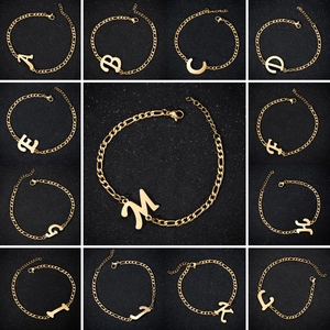 Goldenes Edelstahl-Figaro-Armband mit markantem Buchstabenanhänger für Damen im Retro-Look