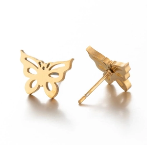 Detail von goldenen hohlen Schmetterlingsohrringen mit minimalistischem Design
