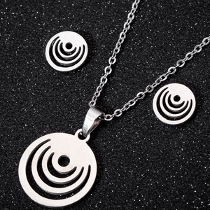 Set minimalista con collana e orecchini con ciondolo a cerchio geometrico in acciaio