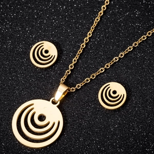 Set Gioielli Minimalista Acciaio Inossidabile Con Collana Pendente Tonda Geometrica Traforata e Orecchini a Bottone Donna