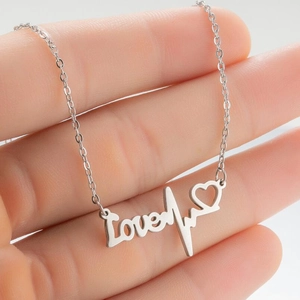 Halskette aus Edelstahl in Silber mit Herzfrequenz-Anhänger und Love-Schriftzug