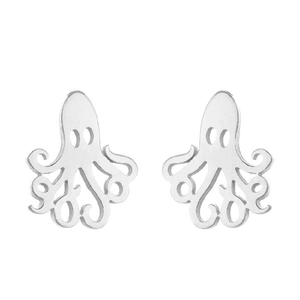 Primer plano de aretes de pulpo plateados con detalles intrincados en los tentáculos