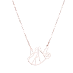 Detailaufnahme einer roségoldenen Faultier-Halskette mit minimalistischem Design