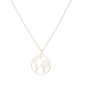 Detail einer minimalistischen Goldkette mit einem runden Weltkarten-Ausschnitt-Anhänger