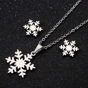 Details des silbernen Schneeflocken Schmucksets mit Kette und Ohrringen auf Sternenhimmel