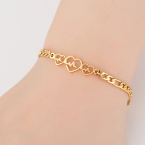 Goldenes Edelstahl-EKG-Armband mit Figaro-Kette und hohlen Herzanhängern