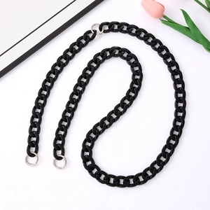 Détail d'une chaîne bandoulière en acrylique noir brillant avec anneau à ressort argenté