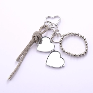 Portachiavi catena strass argento con specchio a cuore e cinturino di perle su bianco