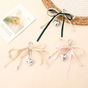 Elegante portachiavi a fiocco di perle con nastro e ciondolo a cuore in vari colori