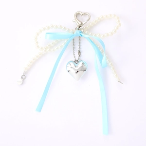 Porte-clés nœud bleu clair avec perles blanches et pendentif cœur argenté style Y2K