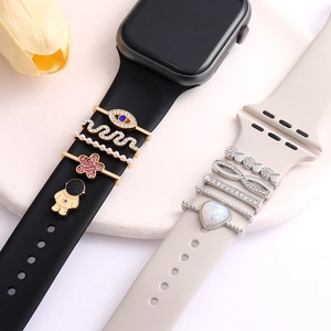 Bagues Décoratives pour Bracelet de Montre Charms pour Apple Watch Bracelet en Silicone Alliage Strass Künstliche Perle Fleur Cœur Étoile Clous Bijoux de Montre Femme