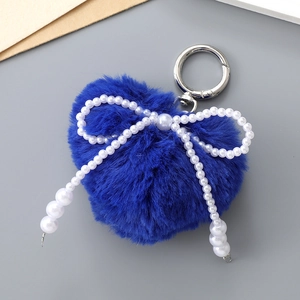 Détail du porte-clés cœur en peluche bleu roi avec nœud en perles et anneau argent