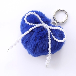 Pendentif cœur en peluche bleu avec nœud en perles et anneau en métal argenté