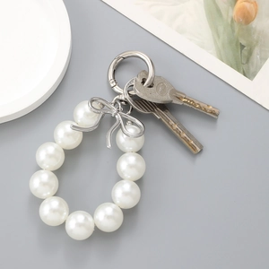 Fashionable pearl bead keychain with silver bow charm and round clasp for keys or bags