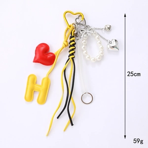 Bijou de sac coloré avec cœur rouge, perles et pendentif lettre H pour sac à main