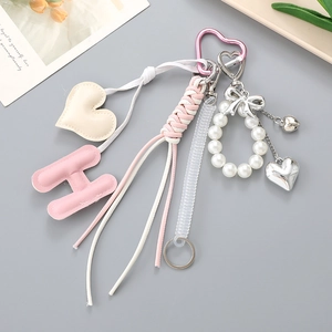 Détail du fermoir cœur rose avec lettre H et perles avec nœud pour sac à main